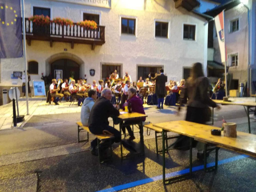 Sommerkonzert der Trachtenmusikkapelle Taxenbach im Freien mit musicalischen Darbietungen.